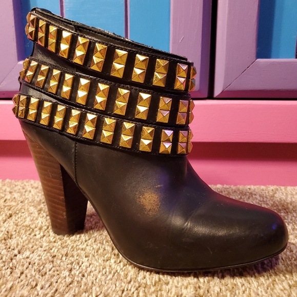 Betsey Johnson Goldtone Studded Black Leather Heeled Boot Bootie Size 7 - Picture 4 of 7